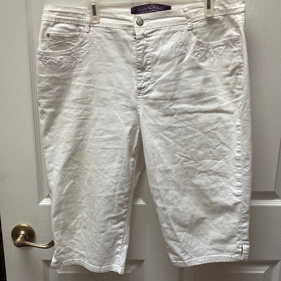 Womens Gloria Vanderbilt solid white stretch below knee deni shorts size 16 - Picture 1 of 5